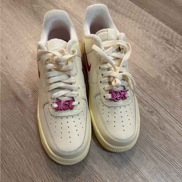 BRAND NEW Nike Air Force 1 '07 SE Sneaker - Coconut Milk, Playful Pink - Picture 2 of 5